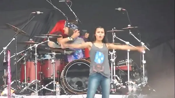 Tonton Girl mostrando peitões no Monster of Rock 2015 jumlah Video