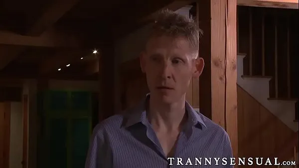 Összesen Married couple Linda and Peter enjoy a threesome with tranny videó