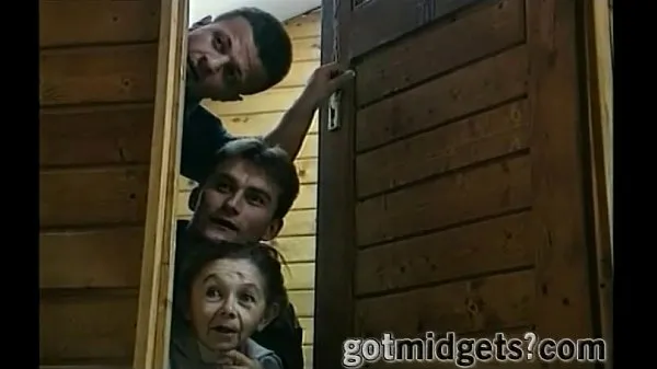 观看Threesome In A Sauna with 2 Midgets Ladies个视频