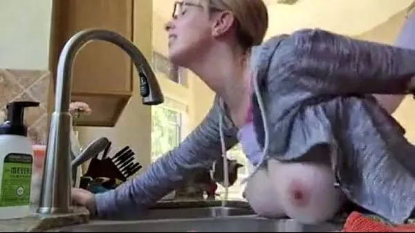 Oglejte si they fuck in the kitchen while their play skupaj videoposnetkov