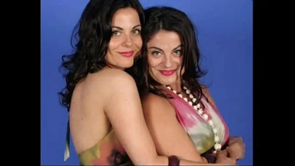 Identical Lesbian Twins posing together and showing all toplam Videoyu izleyin