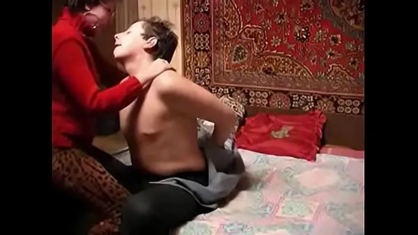 Přehrát celkem Russian mature and boy having some fun alone videí