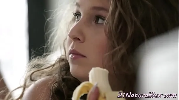 Titta på totalt European teen rides dick passionately videor