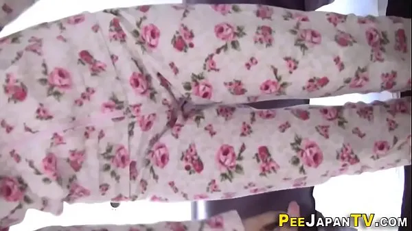 Bekijk in totaal Japanese babe pee fills video's