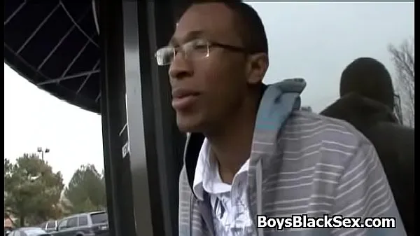 Oglejte si Sexy white gay boy enjoy big black cok in his mouth skupaj videoposnetkov