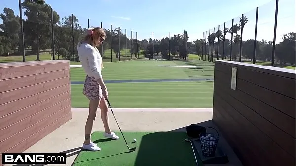 Přehrát celkem Nadya Nabakova puts her pussy on display at the golf course videí