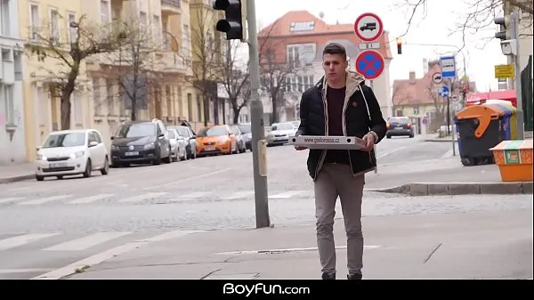 شاهد Boyfun - Pizza Delivery Leads To Bareback Fuck إجمالي مقاطع الفيديو