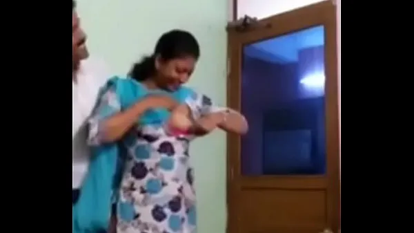 Titta på totalt Indian giving joy to his friend videor