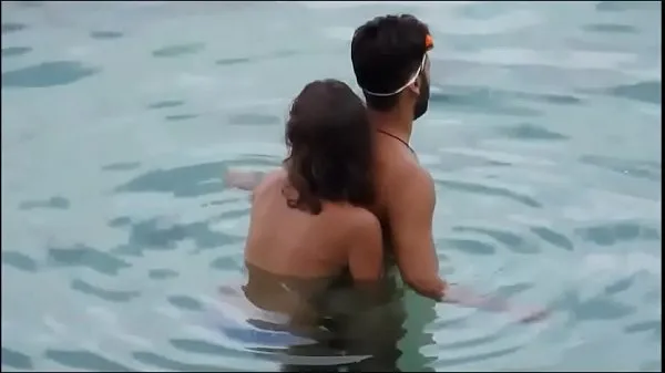 Girl gives her man a reacharound in the ocean at the beach - full video xrateduniversity. com कुल वीडियो देखें