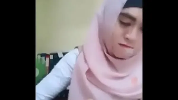 شاهد Indonesian girl with hood showing tits إجمالي مقاطع الفيديو