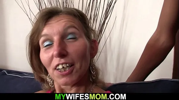 Se totalt Tanned old mom spreads legs for his hubby videoer