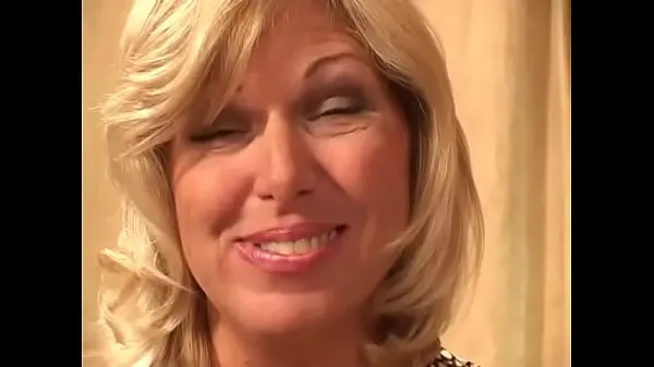 دیکھیں Sexy ass milf blonde Debbie Lien gets her pussy fucked hardcore and enjoys it on the sofa کل ویڈیوز