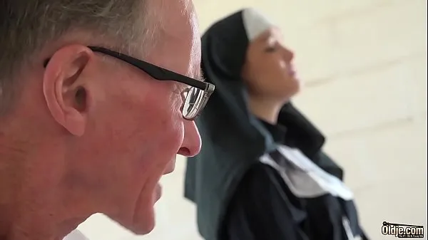 Sexy young nun has sex for the first time with a grandpa in the confessional कुल वीडियो देखें