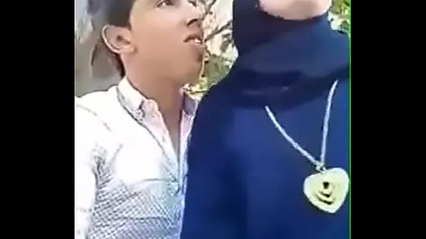 Összesen young man kissing girl videó