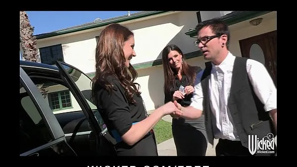 观看Pair of sisters bribe their car salesman into a threesome个视频