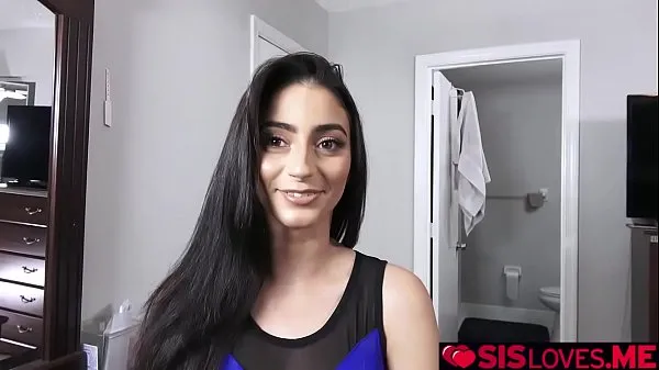 Oglejte si Jasmine Vega asked for stepbros help but she need to be naked skupaj videoposnetkov
