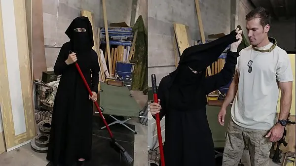 Ver TOUR OF BOOTY - Mujer musulmana que barre el piso es notada por un soldado estadounidense cachondo vídeos en total
