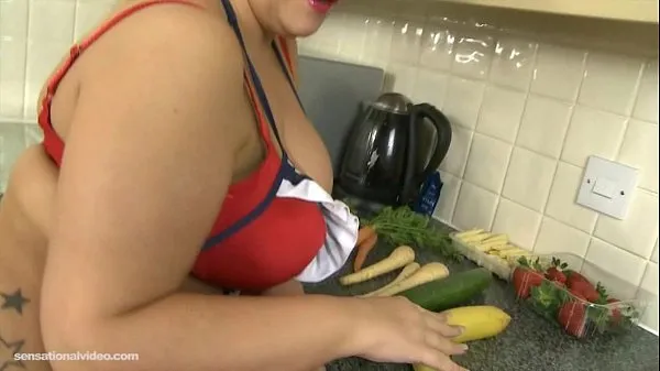 观看Plump British MILF Deepthroats Vegetables个视频