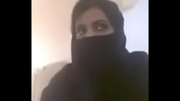 شاهد Muslim hot milf expose her boobs in videocall إجمالي مقاطع الفيديو