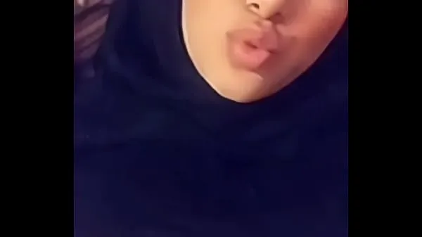 Regardez Une fille musulmane de hijabi aux gros seins prend une vidéo sexy sur selfie vidéos au total