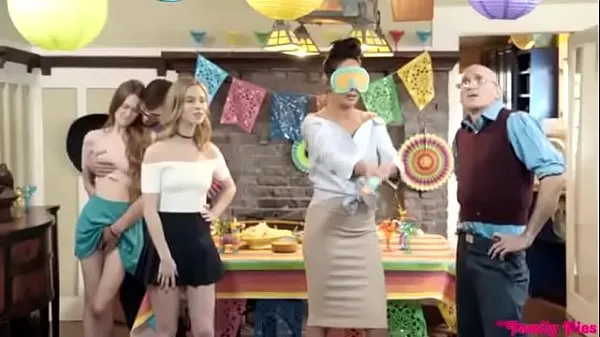 Přehrát celkem Family party Fiesta familiar videí