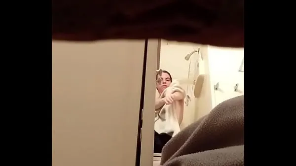 Regardez Espionner sa sœur sous la douche vidéos au total