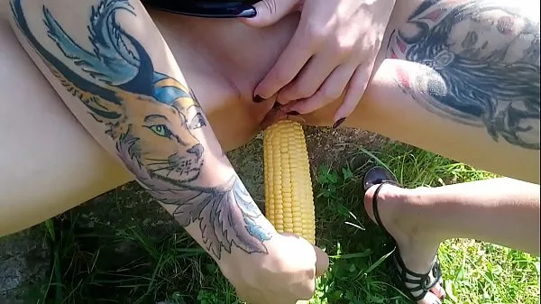 Lucy Ravenblood fucking pussy with corn in public कुल वीडियो देखें