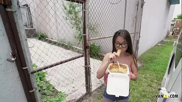Titta på totalt Asian Spinner Lulu Chu Fucked for Money and Food in a moving van videor