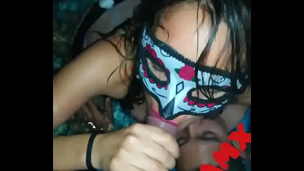 Přehrát celkem Mexican cheating threesome sucking while her lover fucks her videí
