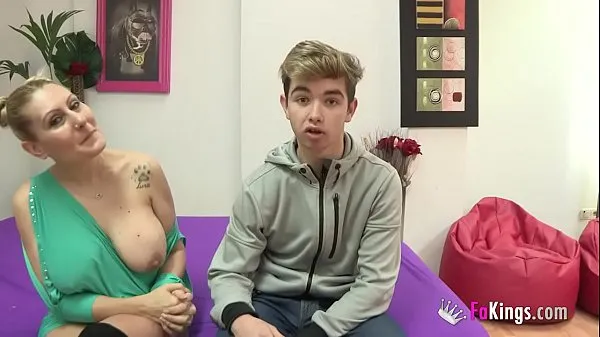 Assista ao total de nuria e seus enormes boobies transam com uma novata de 18 anos que tem a idade do filho vídeos