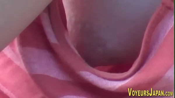Se totalt Asian babes side boob pee on by voyeur videoer