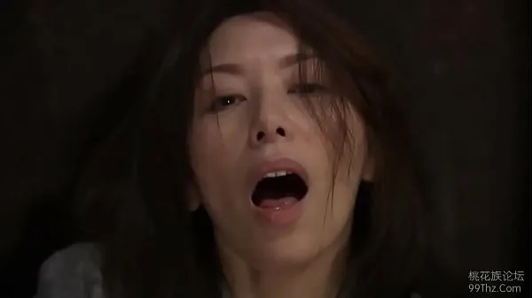 Oglejte si Japanese wife masturbating when catching two strangers skupaj videoposnetkov