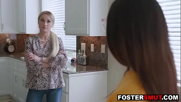 Bekijk in totaal Teen stepdaughter threesome fucked by foster parents video's