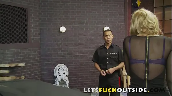 Let's Fuck Outside - Lucky Police Officer Fucks Drinking & Driving Slut toplam Videoyu izleyin