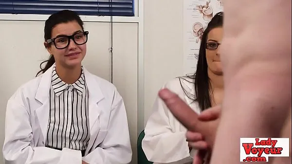 Összesen English voyeur nurses instructing tugging guy videó