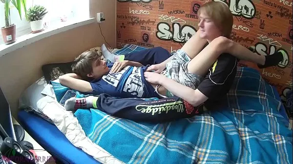 Oglejte si Two young friends doing gay acts that turned into a cumshot skupaj videoposnetkov