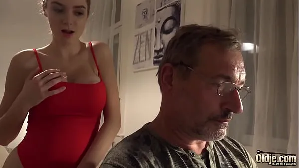 Bekijk in totaal Bald old man puts his cock inside teen pussy and fucks her video's