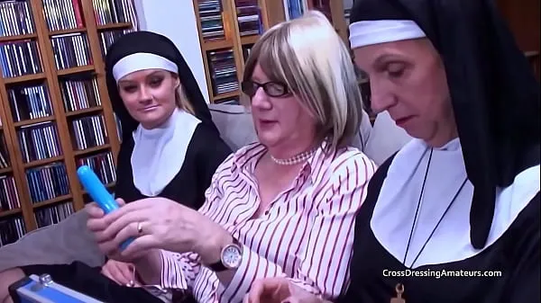 Titta på totalt Older crossdressers use dildos on a female videor