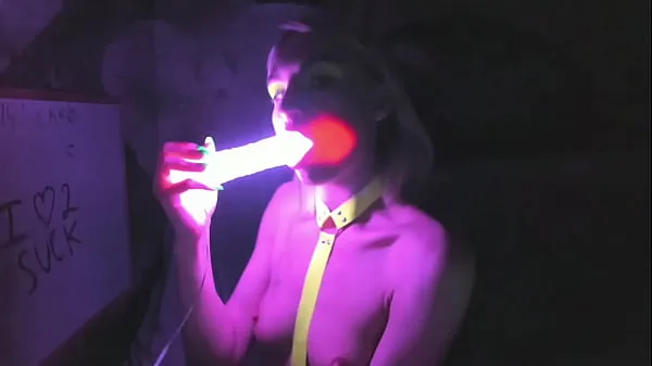 Se totalt kelly copperfield deepthroats LED glowing dildo on webcam videoer