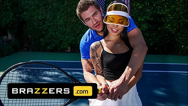 Ver Xander Corvus) Massages (Gina Valentinas) Foot To Ease Her Pain They End Up Fucking - Brazzers vídeos en total