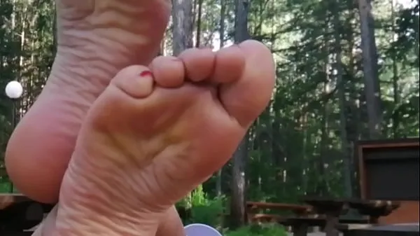 Watch Athletic Milf Shows Her Sexy Feet Outdoor - Foot Fetish total Videos