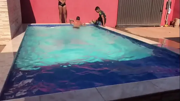 Katso yhteensä Novinhos e Novinha Bathing in the PJTX House Pool @ Alerquina PJT X @ Renan Martins Pantaneiro videota