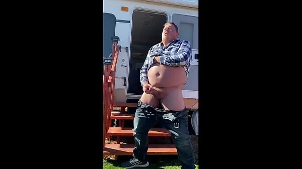 شاهد Horny Chubby Guy Cums in the Campground إجمالي مقاطع الفيديو