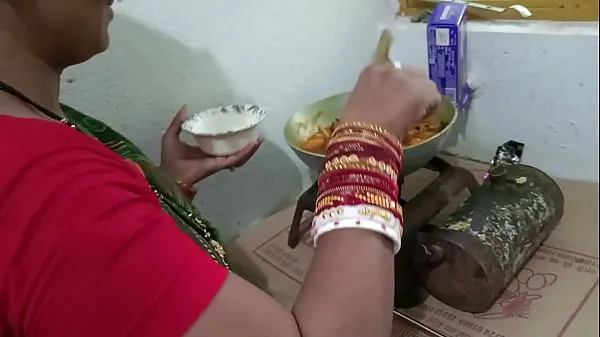 Sehen Sie sich insgesamt Hühnchen machen Maid Choda am Küchenstand - in klarer Hindi-Stimme Videos an