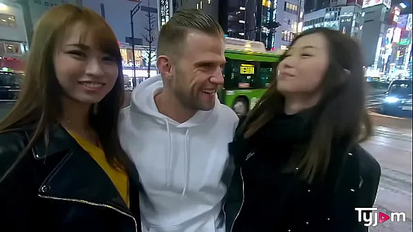 Guarda Mona Ayami e Tsubaki Kato scopano duramente con un enorme cazzo bianco video in totale