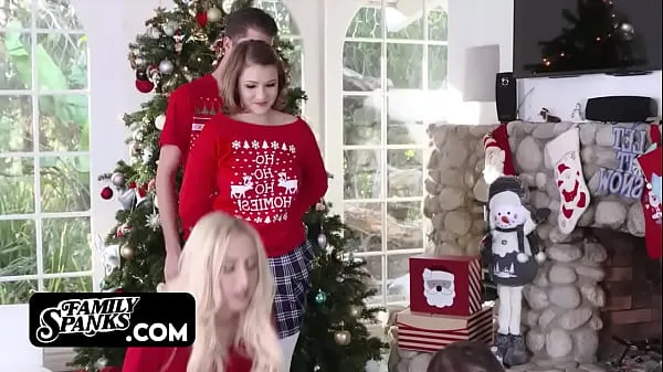 Oglejte si Tiny Step Sister Riley Mae Fucking Stepbro after Christmas Picture Dylan Snow skupaj videoposnetkov