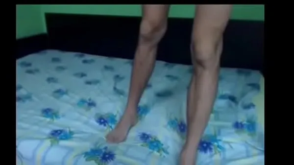 Přehrát celkem Young Hungarian boy shows off feet and ass and cums for the cam videí