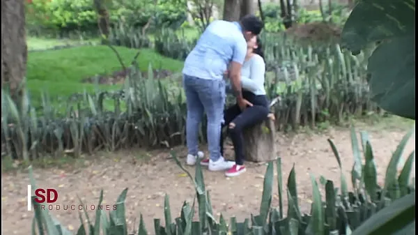 Összesen SPYING ON A COUPLE IN THE PUBLIC PARK videó