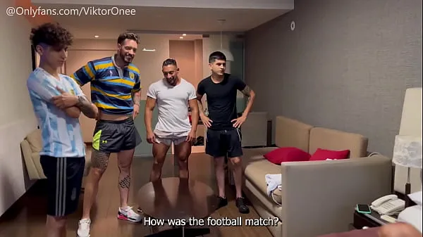 Oglejte si 4 soccer players break ass skupaj videoposnetkov