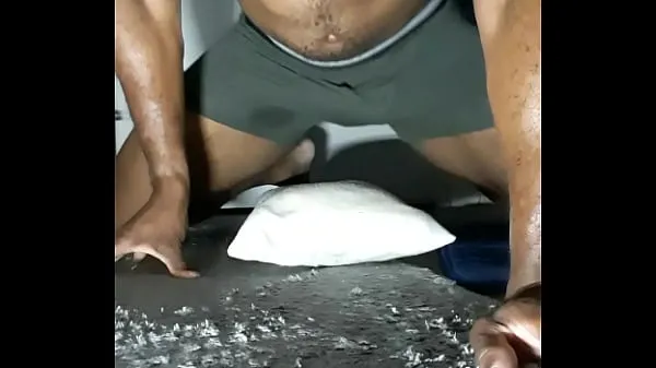 Muscular Male Humping Pillow Desperate To Fuck toplam Videoyu izleyin